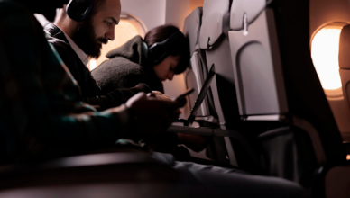 Gør flyveturen sjovere med spil på mobilen