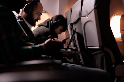 Gør flyveturen sjovere med spil på mobilen